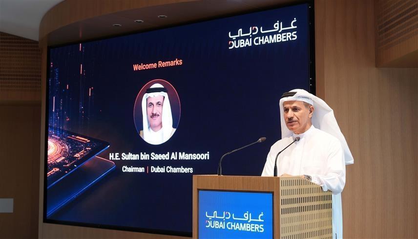 سلطان بن سعيد المنصوري خلال إطلاق مسارات تدريب الذكاء الاصطناعي المساعد (من المصدر)