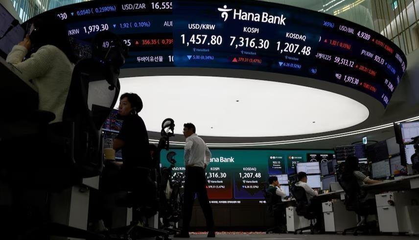 ارتفعت الأسهم العالمية مع توقف صعود عوائد السندات الحكومية وأسعار النفط (رويترز)