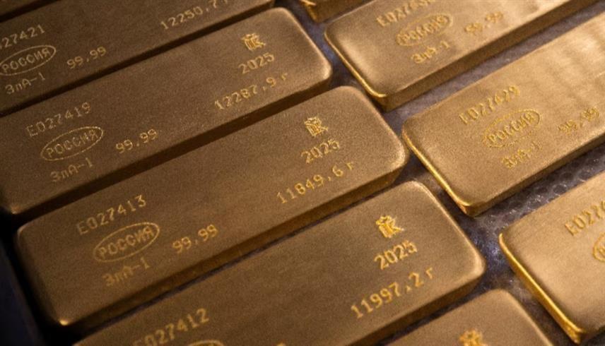 سبائك من الذهب الخالص أثناء عملية الإنتاج بمصنع للمعادن في سيبيريا (رويترز)