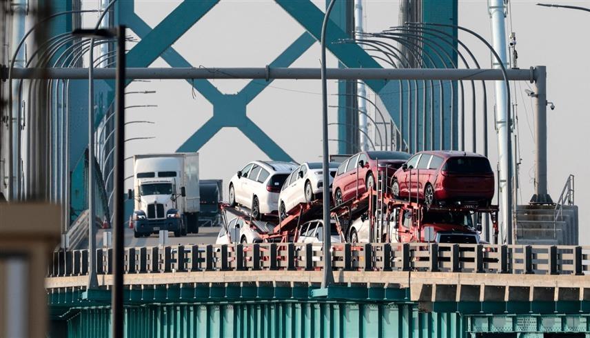 جسر بين ديترويت ووندسور تمر عبره الشاحنات والسيارات الجديدة (رويترز)