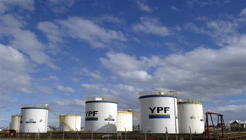 خزانات وقود تابعة لشركة "YPF" في مدينة ريو غاليغوس (أ ف ب)