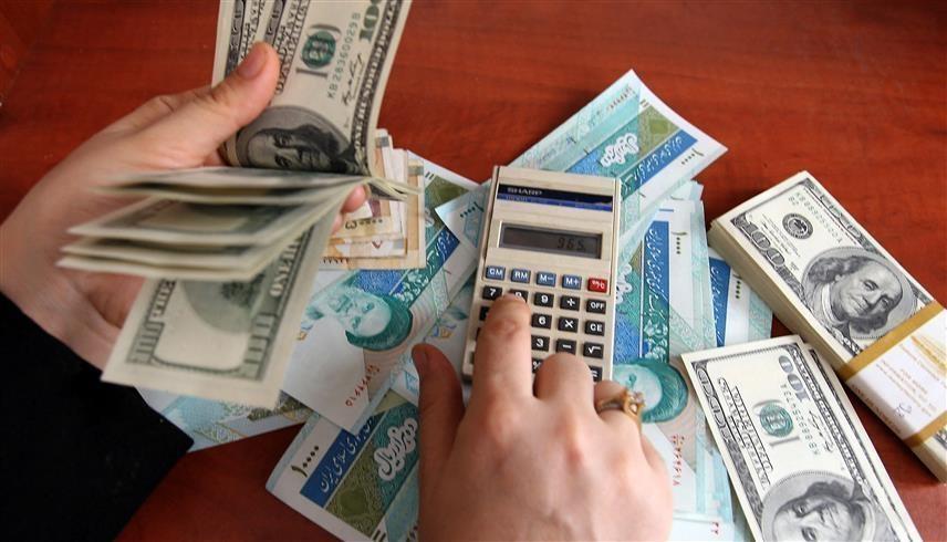 مكتب صرافة في مركز تجاري بطهران (أ ف ب)