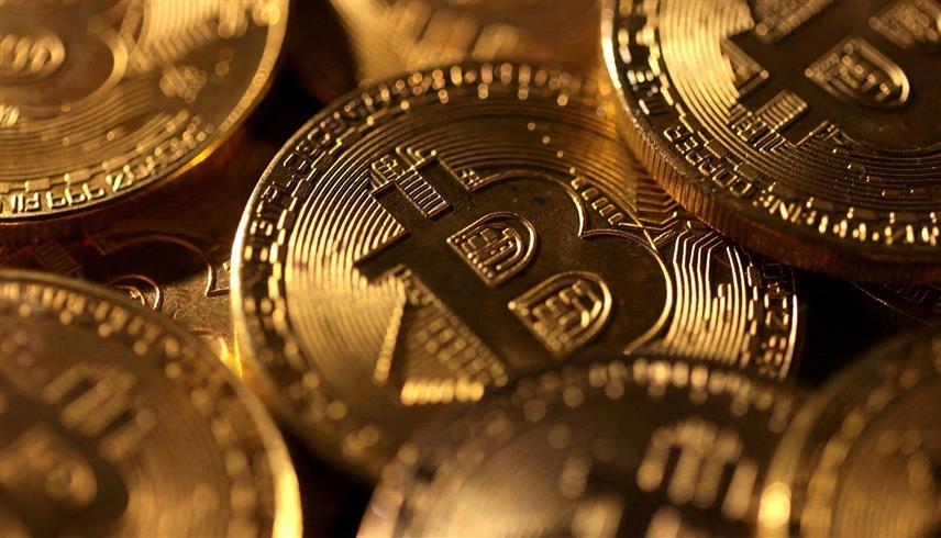 شعار عملة بيتكوين الرقمية (رويترز)