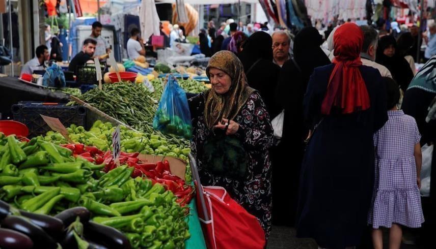 أشخاص يتسوقون في سوق للمنتجات بإسطنبول (رويترز)