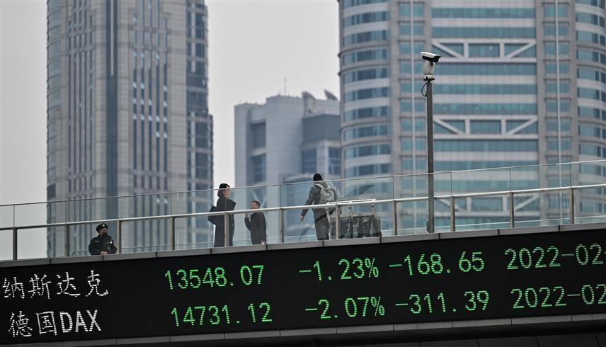  لوحة إلكترونية تعرض أسعار الأسهم في الحي المالي بشنغهاي (أ ف ب)