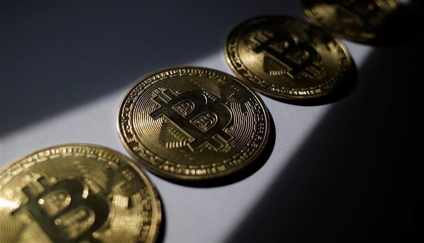 شعار عملة بيتكوين الرقمية (رويترز)