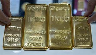 الذهب يتراجع 1.8%.. ضغوط الفائدة والدولار تعمّق الخسائر