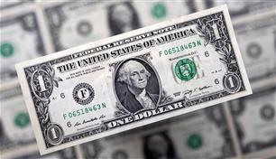 الدولار يقترب من مكاسب أسبوعية 1%.. كيف تتغير خريطة العملات والذهب والنفط؟
