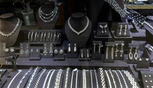 الفضة تخطف البريق من الذهب في موسم الأعياد بالهند    