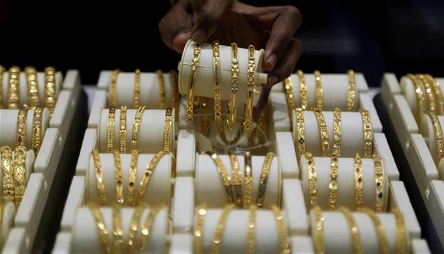 الذهب يقفز 2%.. تراجع النفط والدولار يدعمان المعدن