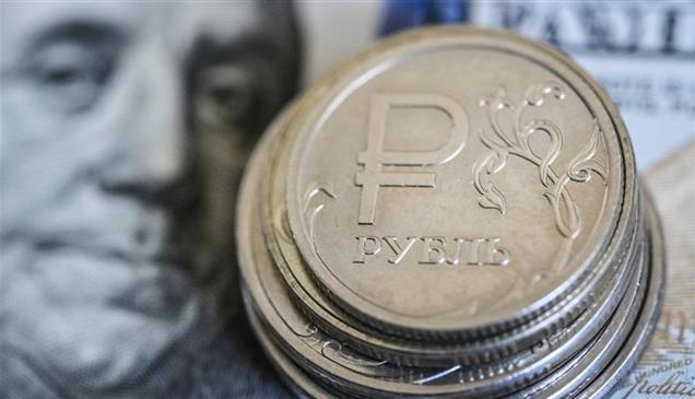 انخفاض الروبل مقابل الدولار.. كيف تُدار العملة الروسية خلف الكواليس؟