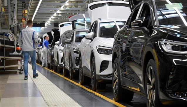 ألمانيا.. أزمة قطاع السيارات تدفع 175 ألف عامل للاحتجاج 