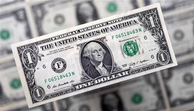 الدولار يقترب من مكاسب أسبوعية 1%.. كيف تتغير خريطة العملات والذهب والنفط؟