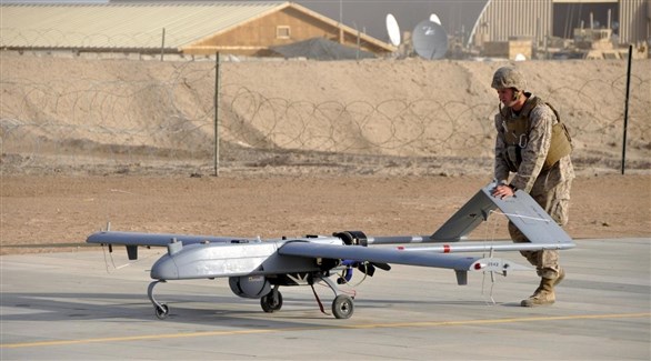 عسكري أمريكي يُجهز طائرة دون طيار لغارة جوية في قاعدة بأفغانستان (أرشيف)