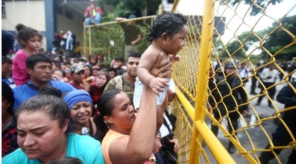 مهاجرون هندوراسيون يحاولون الدخول إلى المكسيك من غواتيمالا (رويترز)