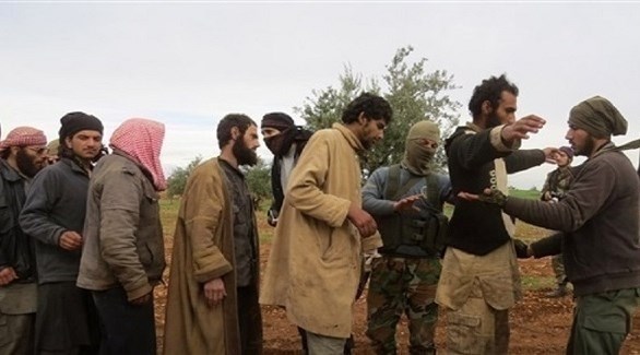 مقاتلون من قسد يفتشون مسلحين من داعش بعد استسلامهم (أرشيف)