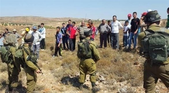 قوات إسرائيلية تمنع فلسطينيين من دخول أراضيهم في قريوت (أرشيف)