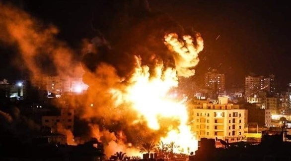 نيران مندلعة في مبنى بغزة بعد قصفه من قبل طيران الاحتلال الإسرائيلي (أرشيف)