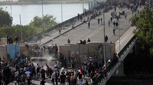 متظاهرون عراقيون على جسر التحرير (أرشيف)