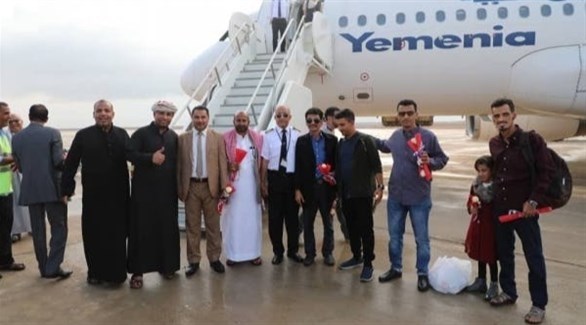 مسافرون على متن أول طائرة تحط على مدرج مطار الريان في حضرموت  (تويتر)