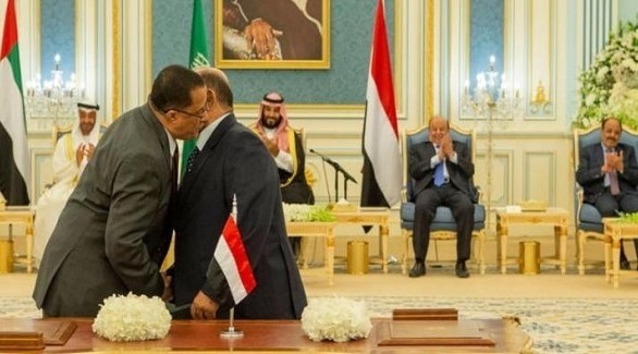 ممثلا الحكومة اليمنية والمجلس الانتقالي يتبادلان التهنئة بعد توقيع اتفاق الرياض (تويتر)