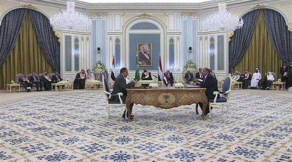 ممثلا الحكومة اليمنية والمجلس الانتقالي الجنوبي يوقعان اتفاق الرياض أمس الثلاثاء (واس) 