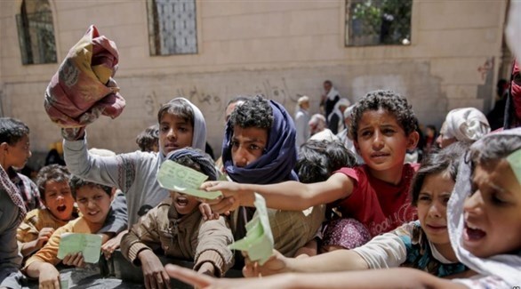 أطفال في اليمن ينتظرون الحصول على مساعدات إنسانية (أرشيف)