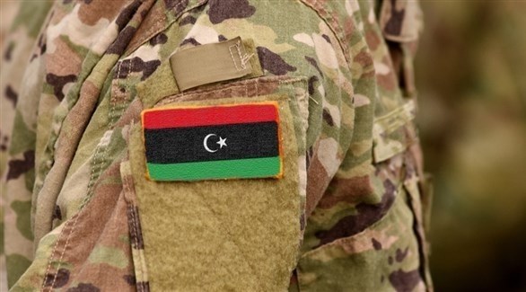 العلم الليبي على كتف أحد المقاتلين (أرشيف)