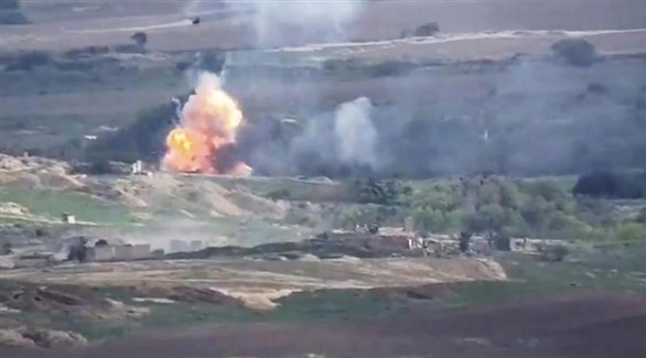 صورة من فيديو نشرته وزارة دفاع أرمينيا يُظهر قتالاً بين القوات الأرمينية والأذربيجانية قرب قره باغ (أ.ب)