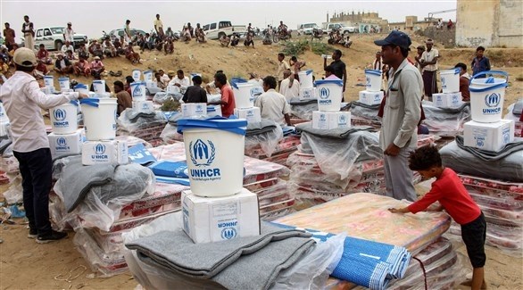 متطوعون يجهزون مساعدات لتوزيعها على يمنيين (أرشيف)