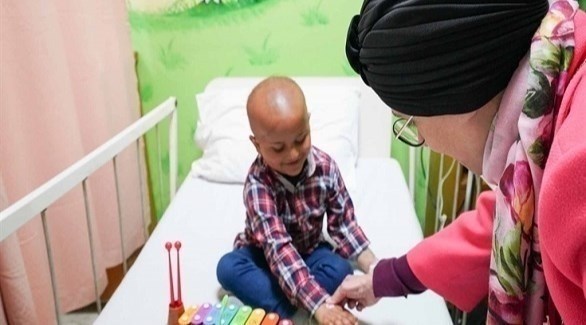 جواهر القاسمي خلال زيارتها مستشفى ومركز أبحاث شوكت خانوم للسرطان (أرشيف)