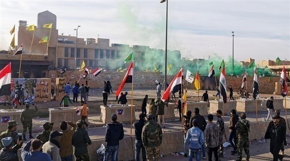 أنصار إيران يقومون بأعمال شغب قرب سفارة واشنطن ببغداد (تويتر)