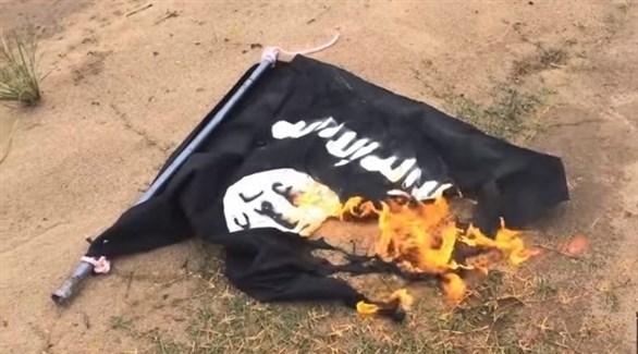 علم لتنظيم داعش يحترق (أرشيف)