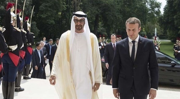 لقاء سابق بين الرئيس الفرنسي إيمانويل ماكرون وولي عهد أبوظبي الشيخ محمد بن زايد (أرشيف)