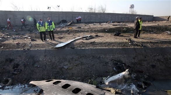 مسؤولون إيرانيون يعاينون حطام الطائرة الأوكرانية (أرشيف)