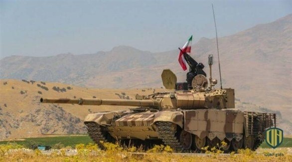 جندي إيراني فوق دبابة (أرشيف)
