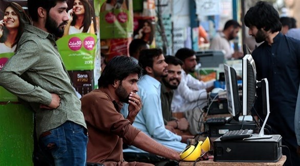 رواد الانترنت في أحد شوارع اسلام أباد (أرشيف / رويترز)
