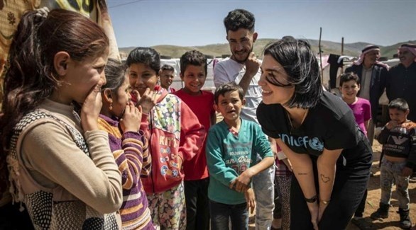 الفنانة دوا ليبا مع أطفال لاجئين في أحد المخيمات (أرشيف)