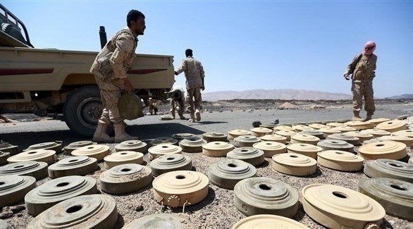 عناصر من الجيش اليمني يفككون ألغاماً حوثية (أرشيف)