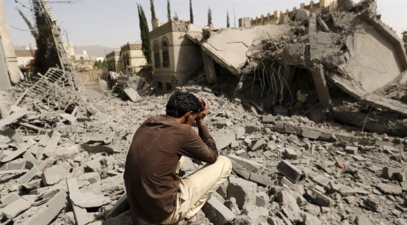 شخص يقف قبالة منزل مدمر في اليمن (أرشيف)
