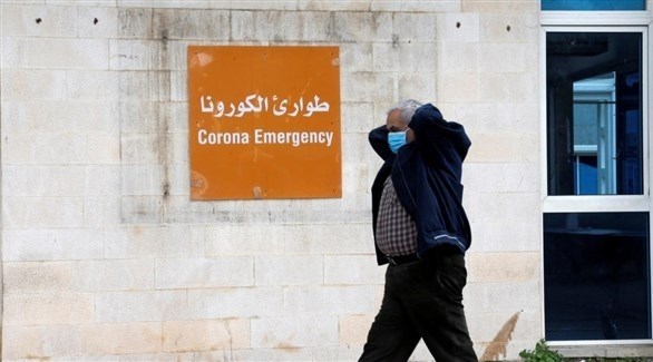 رجل يمر بالقرب من مدخل مستشفى الحريري لحالات الكورونا (أرشيف)