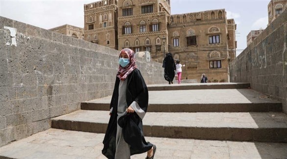 امرأة ترتدي كمامة تسير في شوارع اليمن (أرشيف)