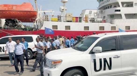 أعضاء من البعثة الأممية لمراقبة وقف إطلاق في ميناء الحديدة اليمني (أرشيف)