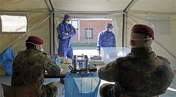 عسكريان ألمانيان في مركز طبي متنقل لكشف فيروس كورونا (الوكالة الأوروبية للصحافة)