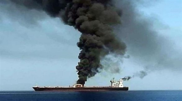 دخان يتصاعد من سفينة تعرضت لهجوم في خليج عدن (أرشيف)