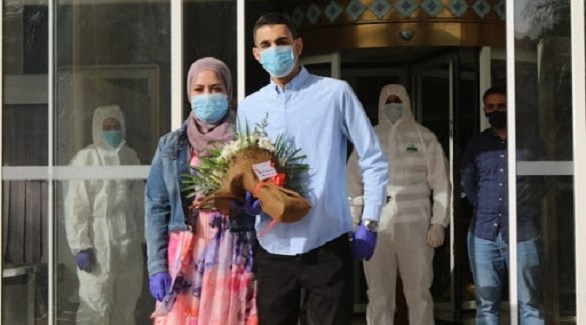 زوجان أردنيان أمام فندق للحجر الصحي في البحر الميت (أرشيف)