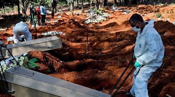 عمال يدفنون أحد ضحايا كورونا في البرازيل (أرشيف)