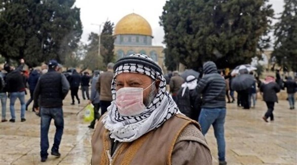فلسطيني يرتدي كمامة للوقاية من كورونا أثناء زيارته للأقصى (أرشيف)