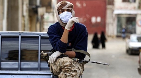 أحد اليمنيين مرتدياً الكمامة (أرشيف)