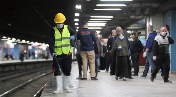 عامل مصري يُعقم إحدى محطات مترو الأنفاق (أرشيف)